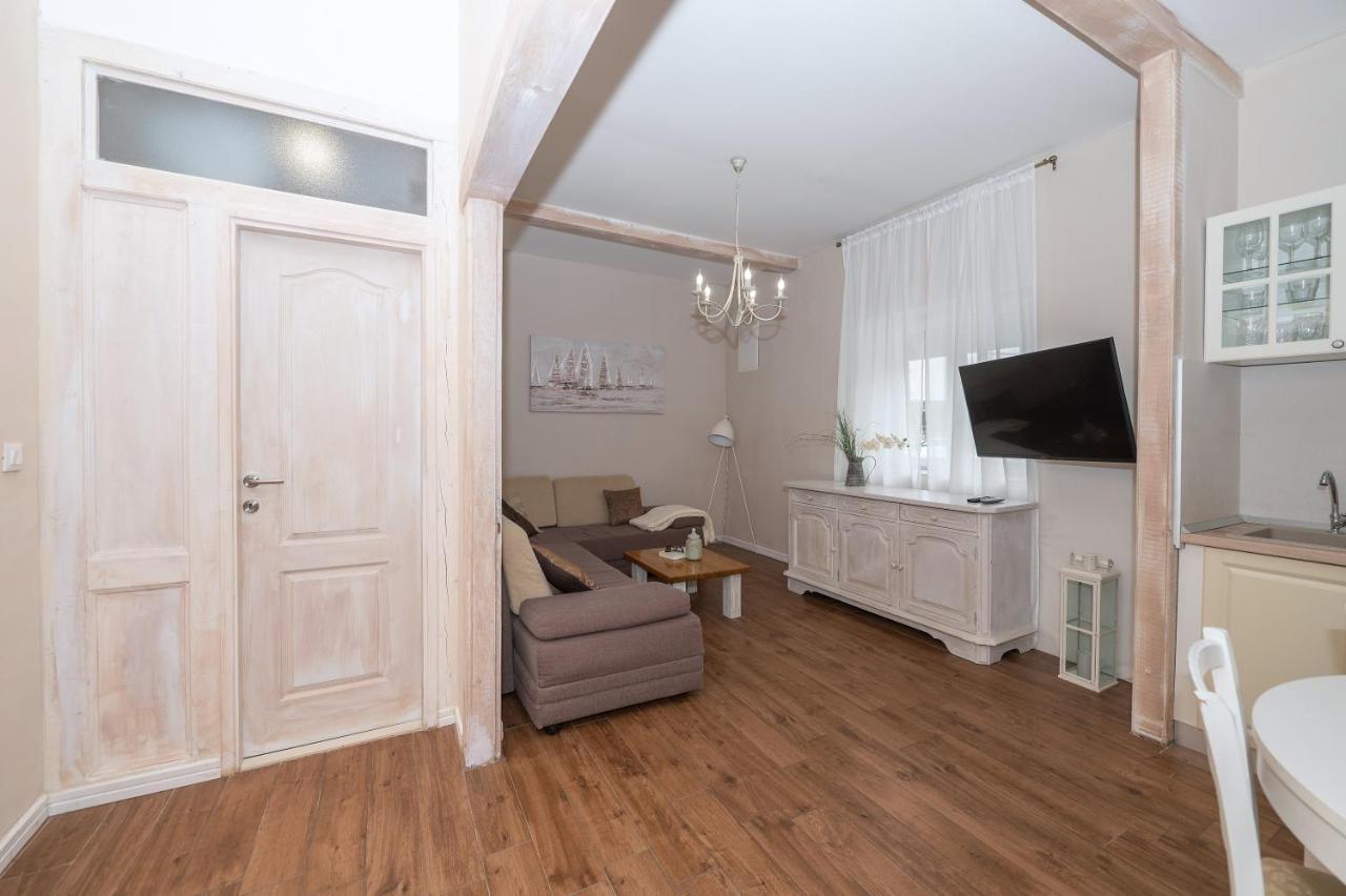 Petra & Rustic Apartma